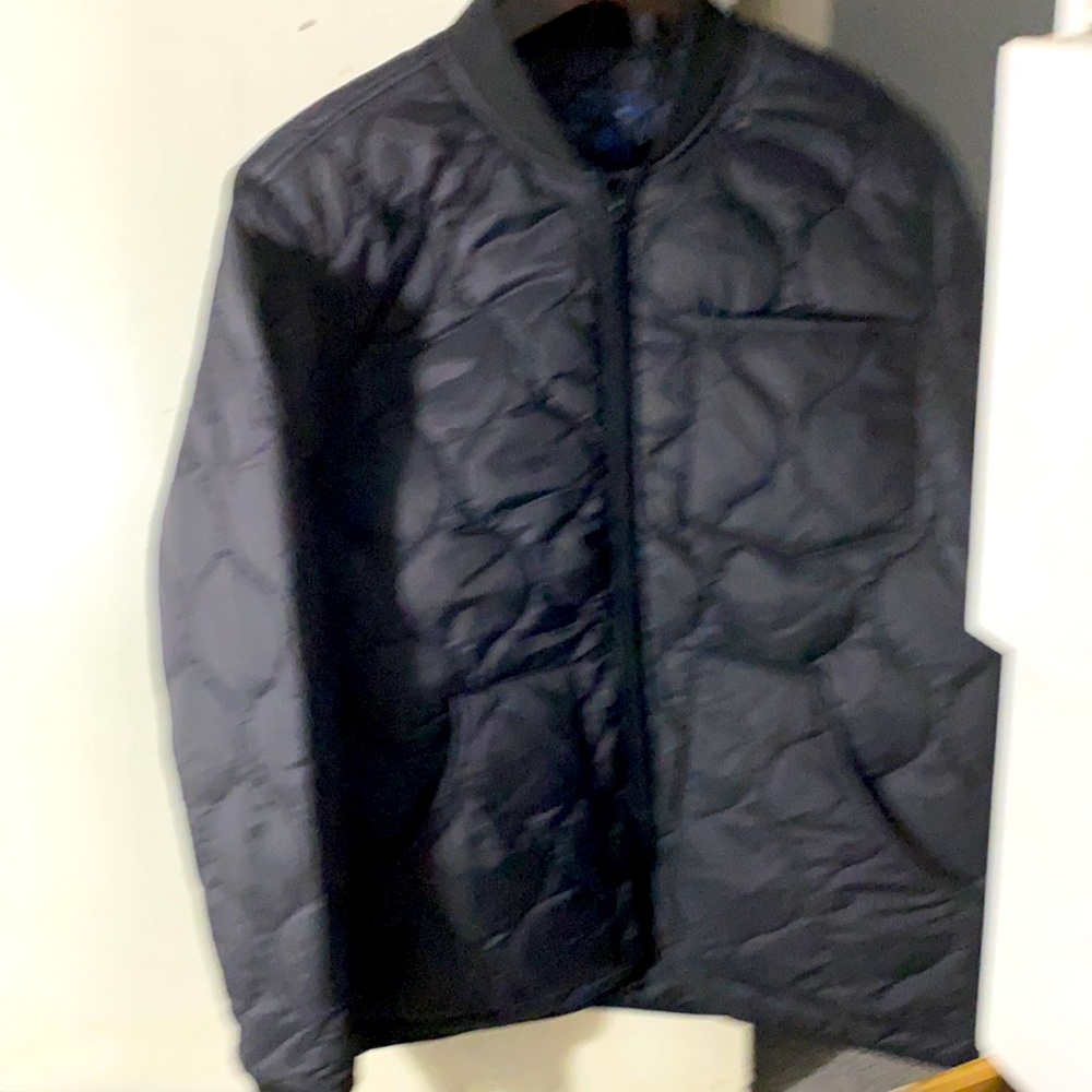 Men’s black M size puffer bomber jacket,plenty warm for Vancouver’s climat